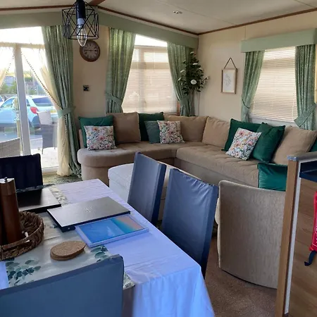 - Sleeps 6 - Parking - Garden