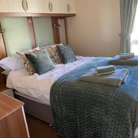 Holiday home - Sleeps 6 - Parking - Garden *