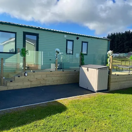 Holiday home - Sleeps 6 - Parking - Garden *