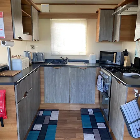 Holiday home - Sleeps 6 - Parking - Garden